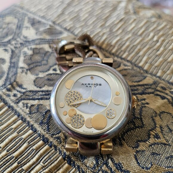 Collectable AKRIBDS Golden sunburst with diamonds clustered rare from china.